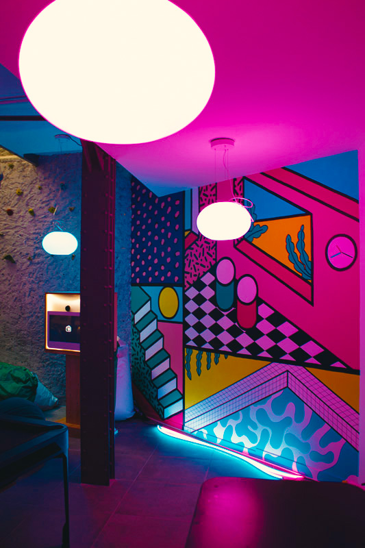 Vue rapprochée — fresque murale Office Riders, Paris