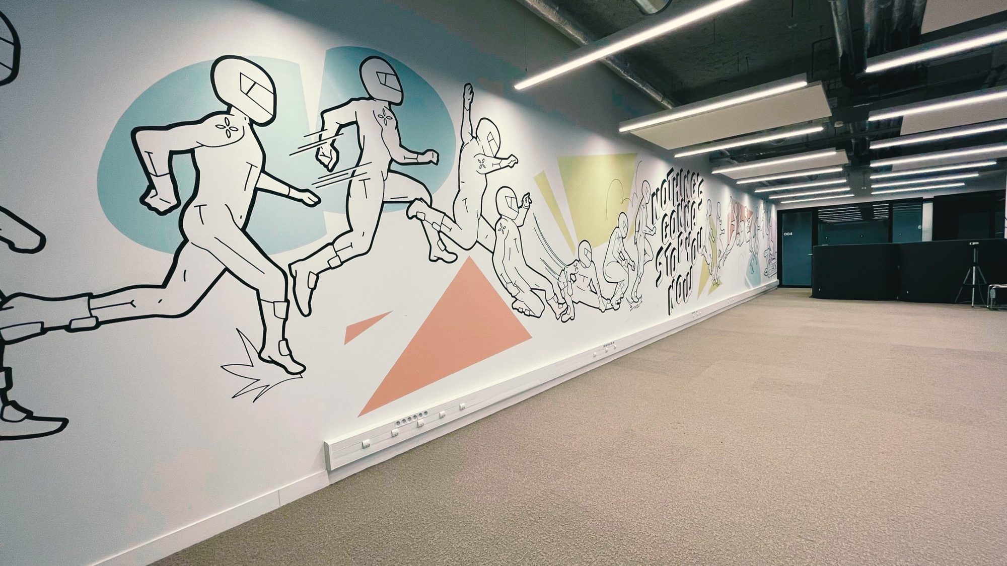 Vue latérale — fresque murale Qonto, Paris