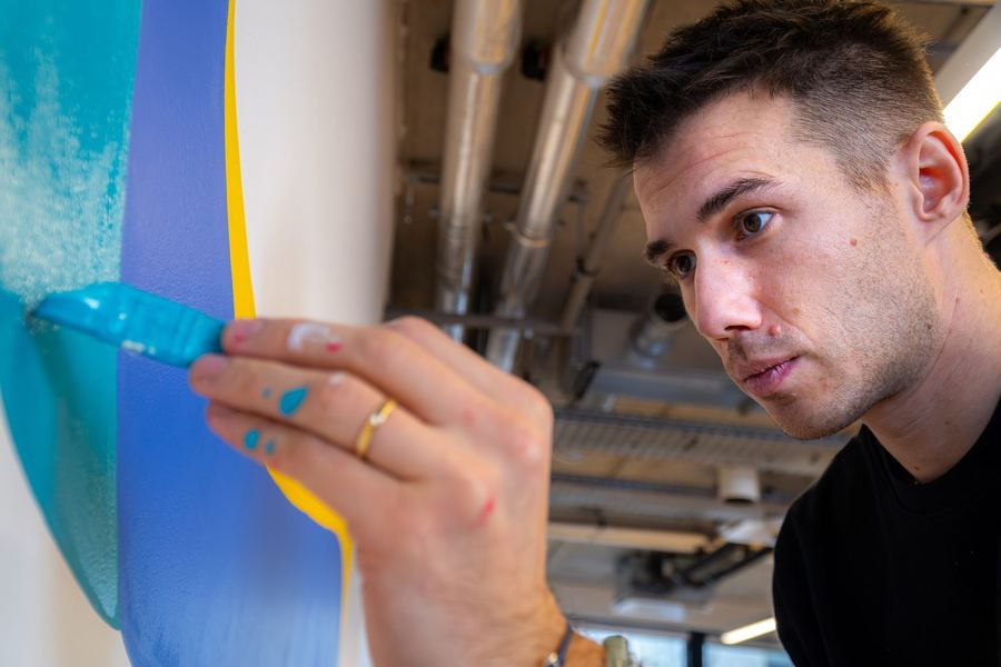 Comment choisir un prestataire de fresque murale pour un espace professionnel — Atelier Nickel Chrome
