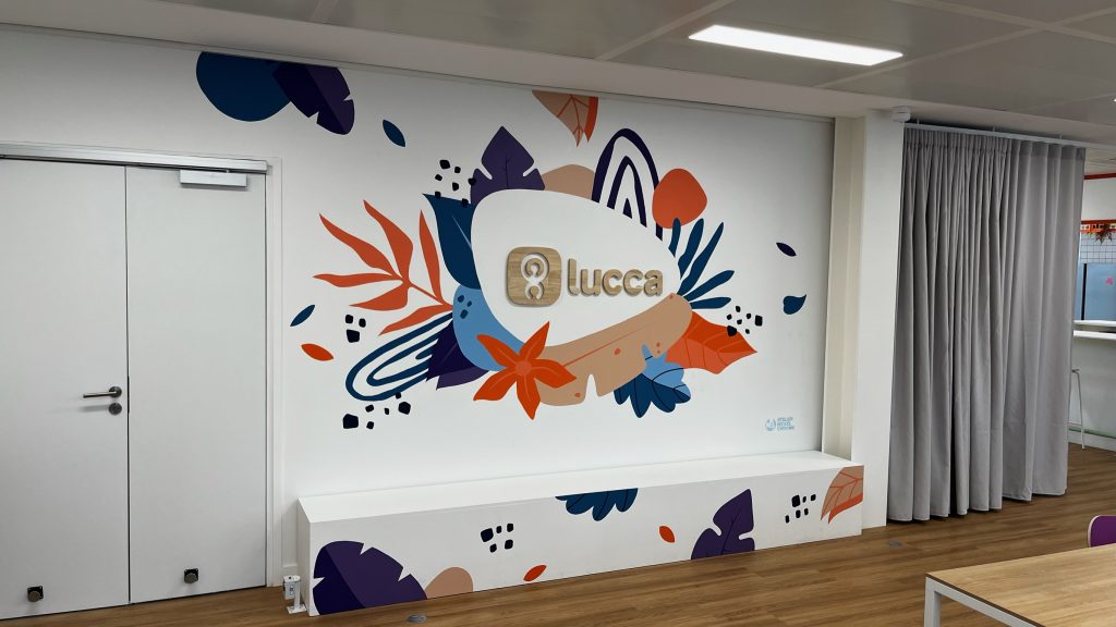 fresque murale peinture nickel chrome locaux Lucca espace de travail et cafeteria